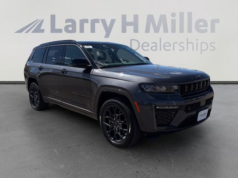 New 2026 Jeep Grand Cherokee L Summit w/ Obsidian Package AWD/4WD image 8
