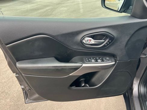 Used 2019 Jeep Cherokee Limited image 14