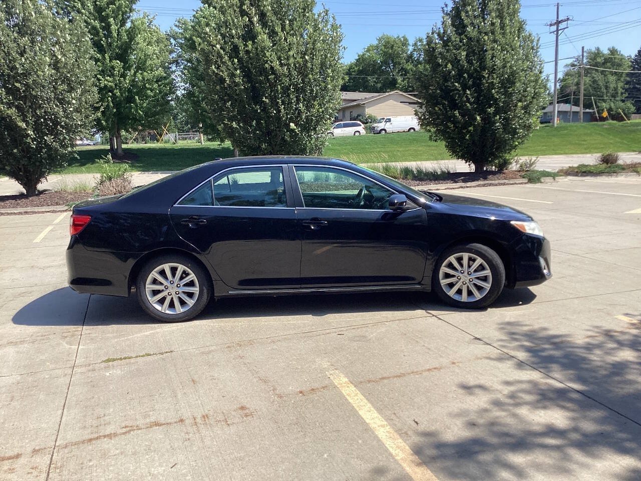 Used 2014 Toyota Camry XLE w/ Leather Package FWD image 6