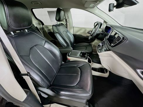 Certified 2024 Chrysler Pacifica Touring-L image 39