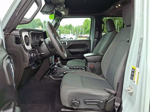 Used 2024 Jeep Wrangler Unlimited w/ Convenience Group AWD/4WD image 14