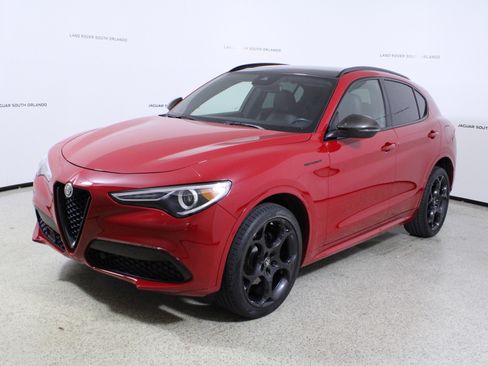 Used 2023 Alfa Romeo Stelvio Estrema image 4