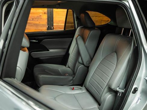 Used 2021 Toyota Highlander XLE image 11