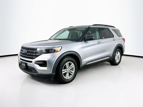 Used 2021 Ford Explorer XLT image 3