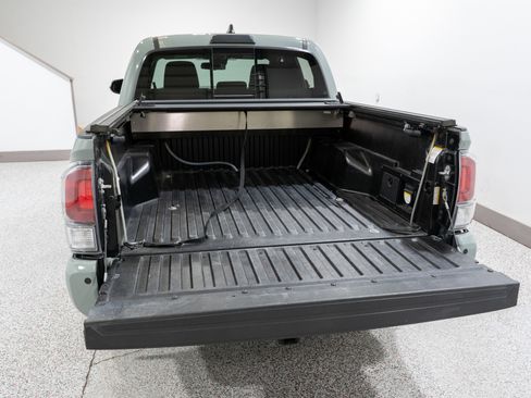Used 2022 Toyota Tacoma TRD Sport w/ Technology Package RWD image 12
