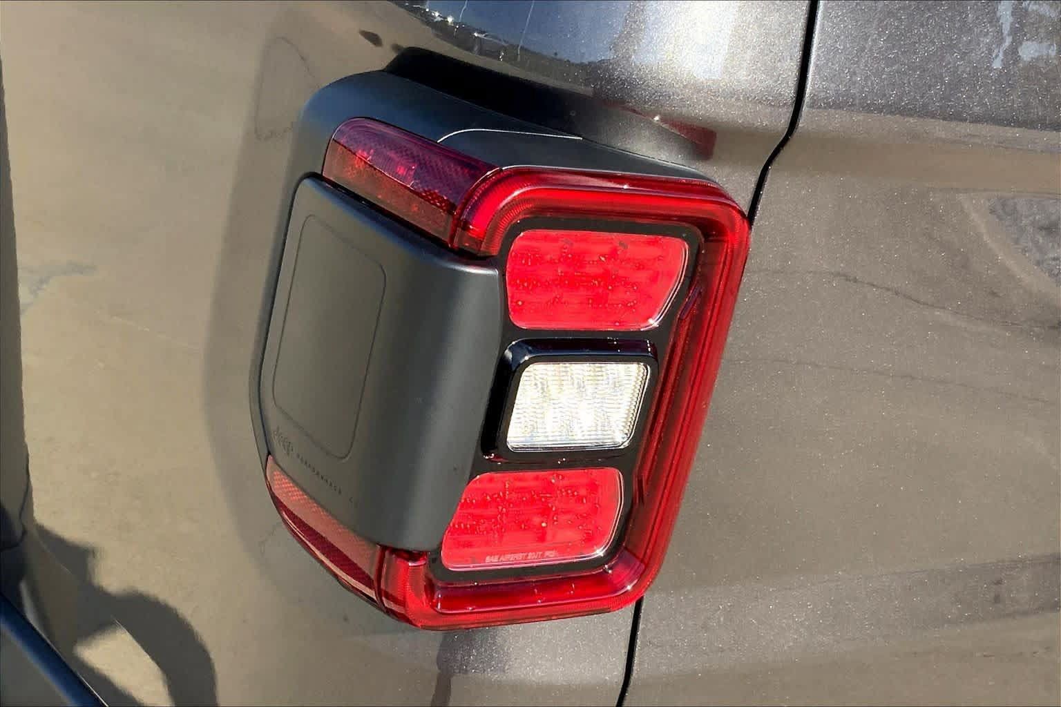 Used 2025 Jeep Gladiator Rubicon w/ Convenience Group AWD/4WD image 26