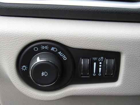Used 2024 Chrysler Pacifica Touring-L FWD image 33