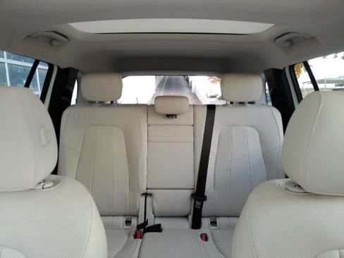 Used 2022 Mercedes-Benz EQB 300 4MATIC image 32