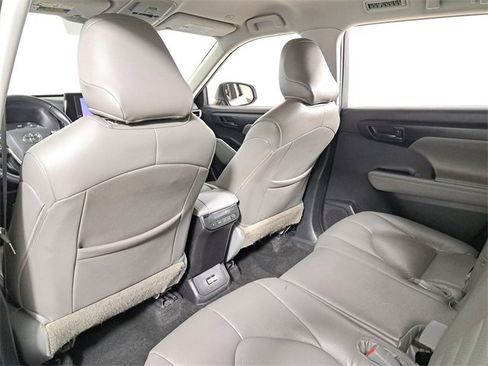 Used 2023 Toyota Highlander LE image 11