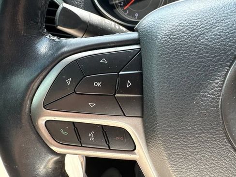 Used 2020 Jeep Cherokee Latitude Plus w/ Cold Weather Group AWD/4WD image 17