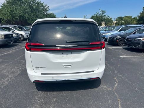 Used 2024 Chrysler Pacifica Touring-L FWD image 4