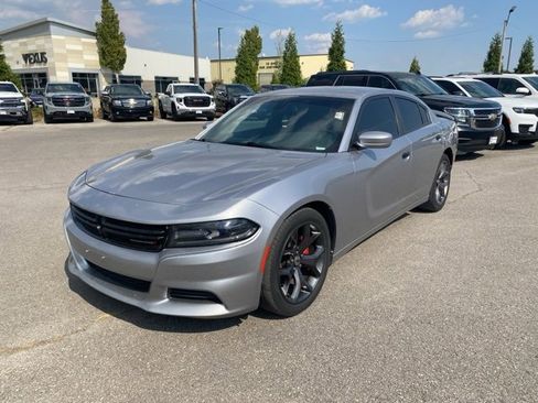 Used 2017 Dodge Charger SE w/ Popular Equipment Group image 2