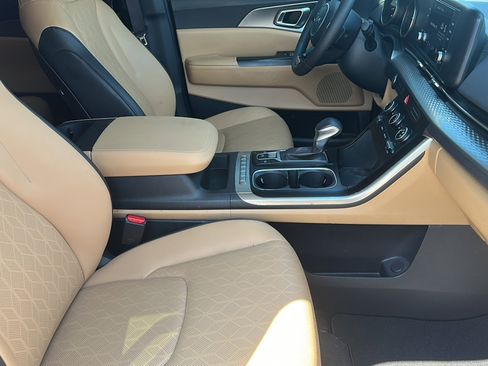 Used 2024 Kia Carnival LX image 24