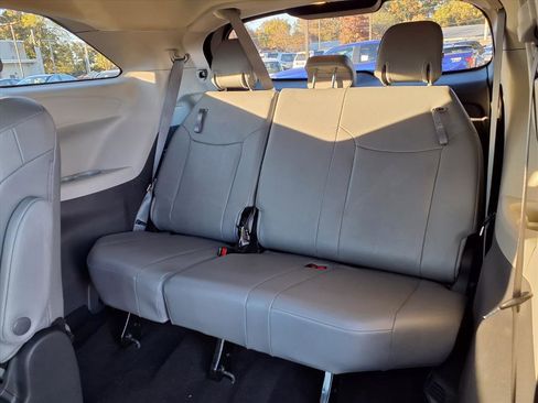 Certified 2024 Toyota Sienna XLE image 28