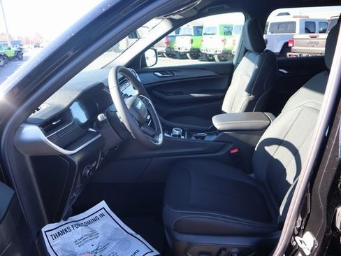 New 2025 Jeep Grand Cherokee Laredo image 5