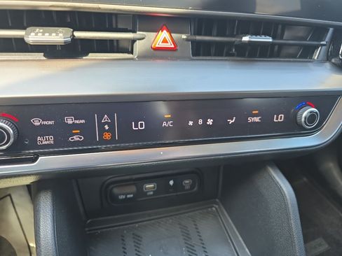 Used 2025 Kia Sportage EX FWD image 21