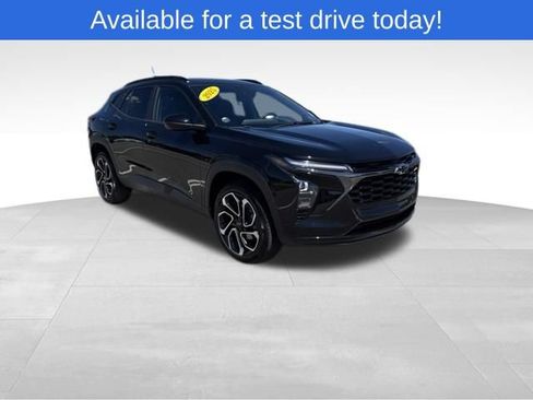 Used 2025 Chevrolet Trax RS w/ Driver Confidence Package FWD image 3