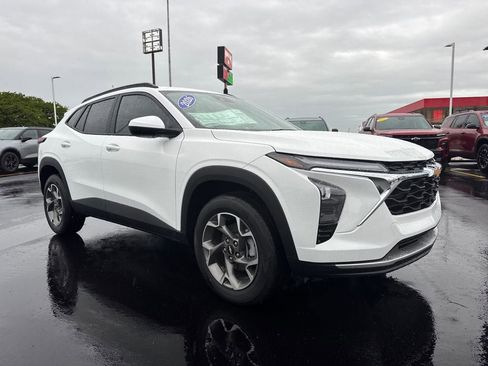 New 2026 Chevrolet Trax LT w/ LT Convenience Package FWD image 9