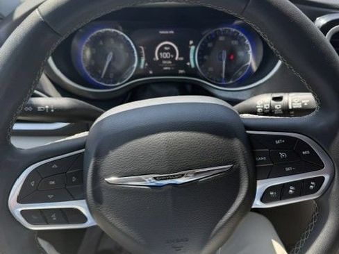 Used 2024 Chrysler Pacifica Touring-L FWD image 7