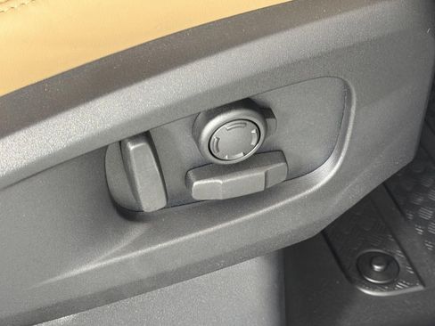 New 2026 Land Rover Defender 110 X-Dynamic SE image 33