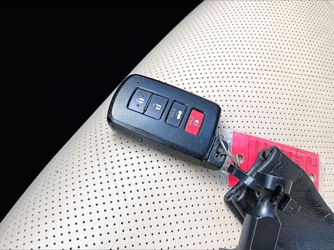 Used 2018 Toyota Avalon Limited FWD image 15