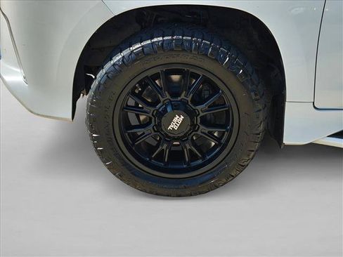 Used 2016 Lexus LX 570 4WD w/ Luxury Package image 24