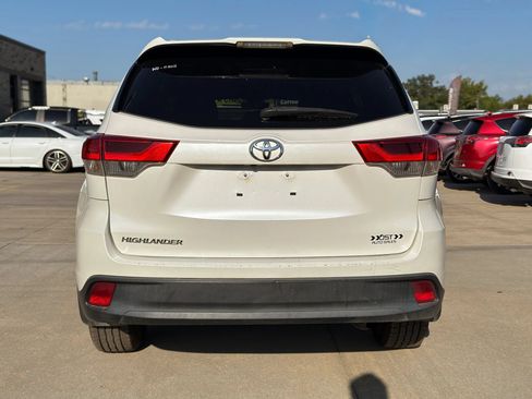 Used 2018 Toyota Highlander LE FWD image 6