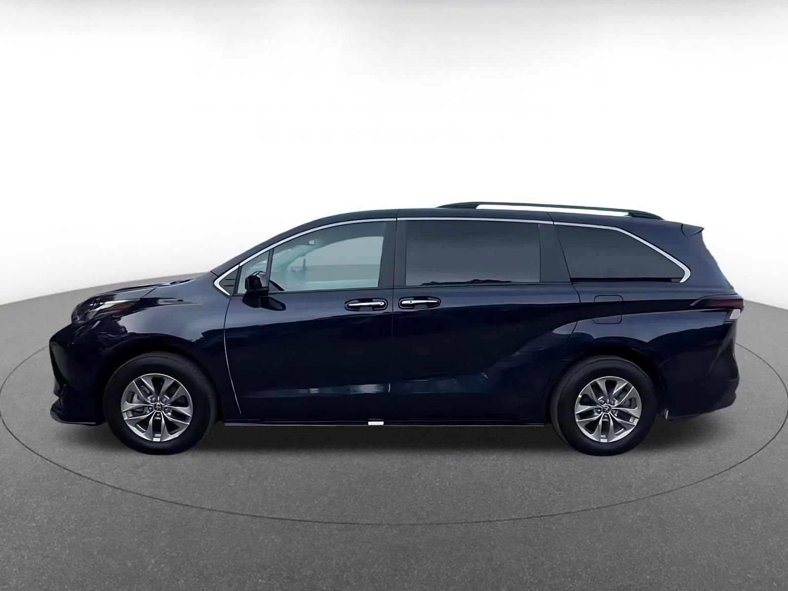 Used 2025 Toyota Sienna XLE FWD image 9