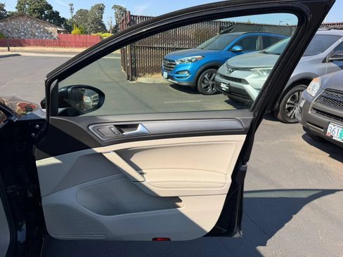 Used 2018 Volkswagen Golf SE FWD image 17