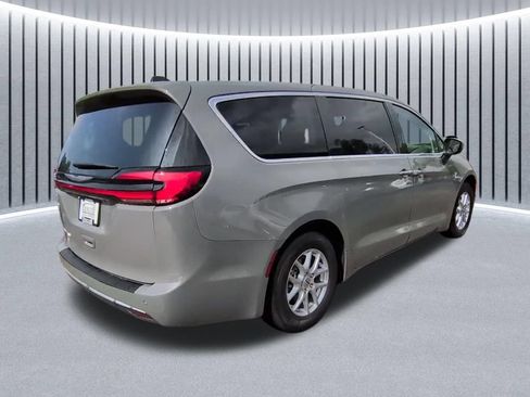Used 2023 Chrysler Pacifica Touring-L FWD image 15
