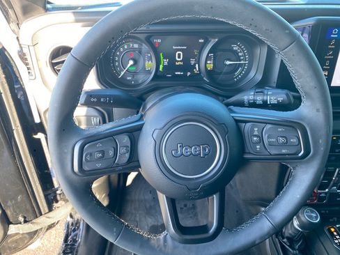 Used 2025 Jeep Wrangler Willys image 8