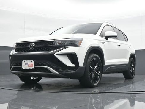 Used 2022 Volkswagen Taos SE image 16