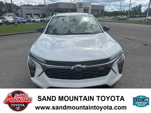 Used 2025 Chevrolet Trax RS FWD image 8
