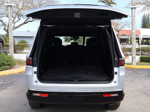 Used 2025 Jeep Wagoneer L Series II w/ 8-pass Seating Package image 20