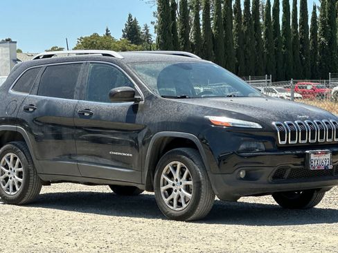 Used 2018 Jeep Cherokee Latitude Plus w/ Comfort/Convenience Group AWD/4WD image 10