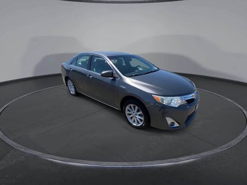Used 2013 Toyota Camry XLE FWD image 2