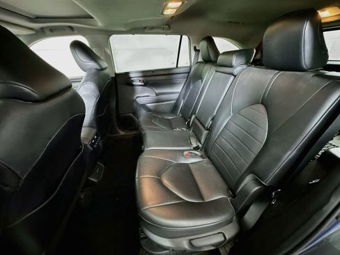 Used 2021 Toyota Highlander XLE AWD/4WD image 25