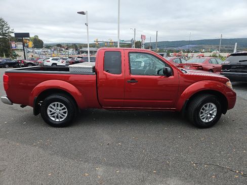 Used 2015 Nissan Frontier SV image 2