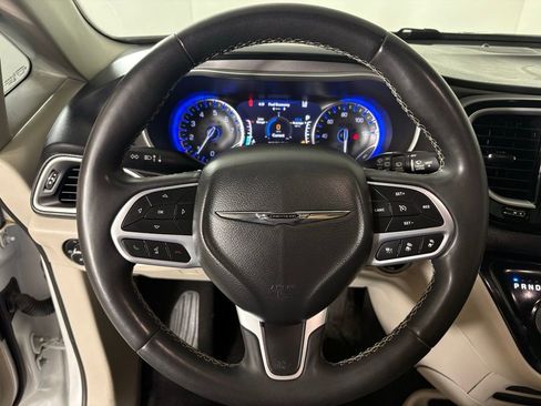 Used 2022 Chrysler Pacifica Touring-L image 22