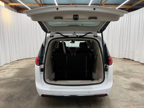 Used 2023 Chrysler Pacifica Touring-L image 24