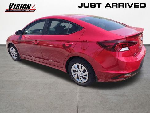 Used 2019 Hyundai Elantra SE w/ Winter Weather Package FWD image 3