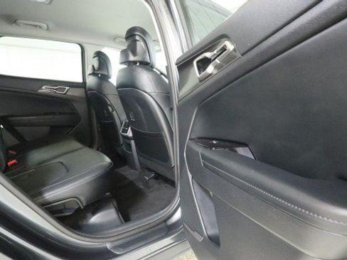 Used 2025 Kia Sportage EX FWD image 11