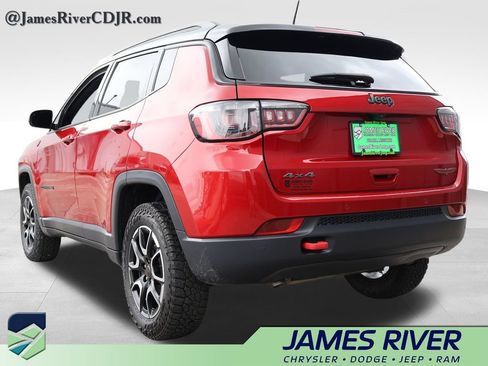 Used 2025 Jeep Compass Trailhawk AWD/4WD image 3