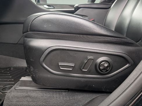 Used 2024 Jeep Grand Cherokee Limited w/ Black Appearance Package image 10