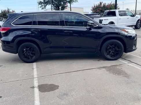 Used 2017 Toyota Highlander XLE FWD image 4