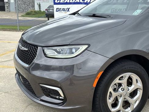 Used 2022 Chrysler Pacifica Limited AWD/4WD image 2