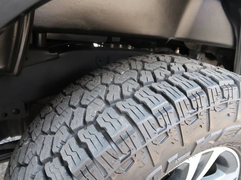 Used 2017 Toyota Tacoma TRD Sport w/ Tow Package (A/T) AWD/4WD image 14