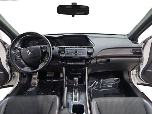 Used 2017 Honda Accord Sport image 10