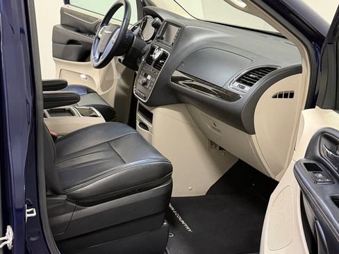 Used 2015 Chrysler Town & Country Touring w/ Driver Convenience Group FWD image 12