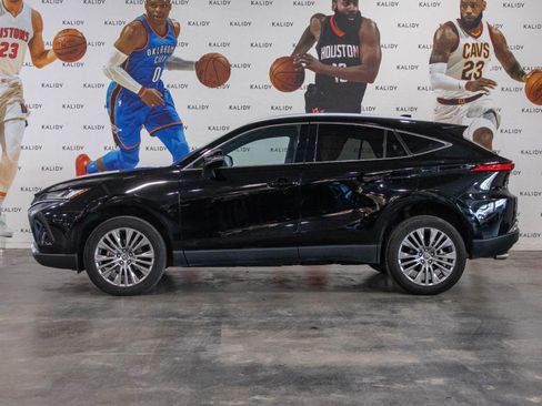 Used 2023 Toyota Venza XLE image 16